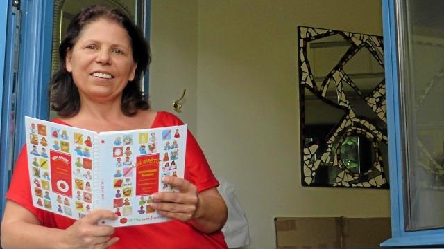 Monica Companys, écrivaine sourde, présente son dernier ouvrage, « Bébé fait moi signe », paru cette année. |  (JPG)